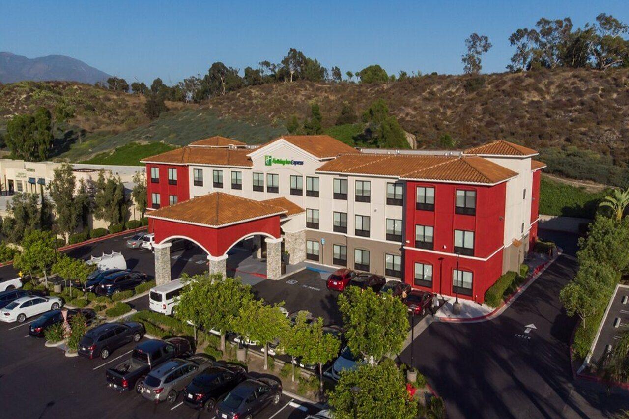 Holiday Inn Express & Suites - Lake Forest, An Ihg Hotel Exteriör bild