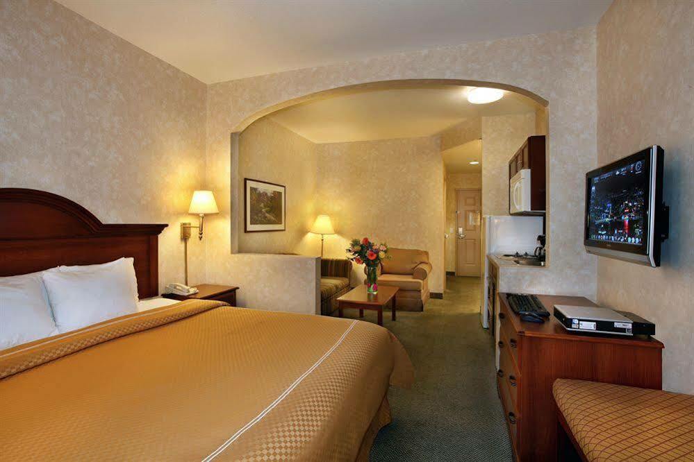 Holiday Inn Express & Suites - Lake Forest, An Ihg Hotel Exteriör bild