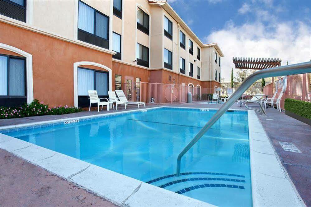 Holiday Inn Express & Suites - Lake Forest, An Ihg Hotel Exteriör bild