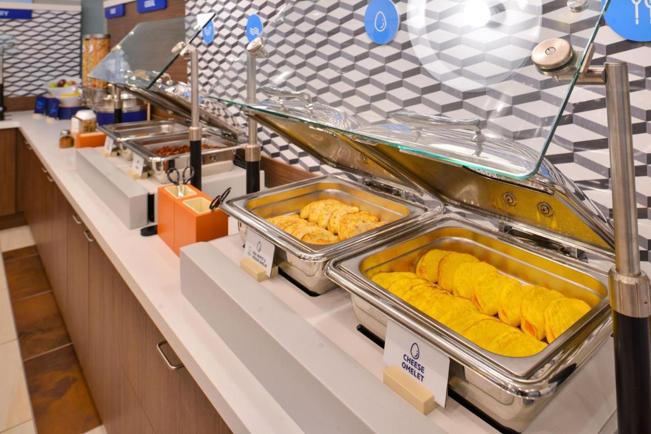 Holiday Inn Express & Suites - Lake Forest, An Ihg Hotel Exteriör bild